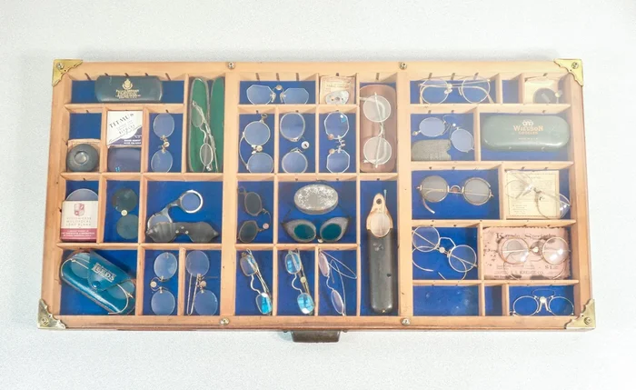Collezione di occhiali d’epoca in teca