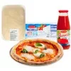 Pasta per pizza, passata di pomodoro e mozzarella
