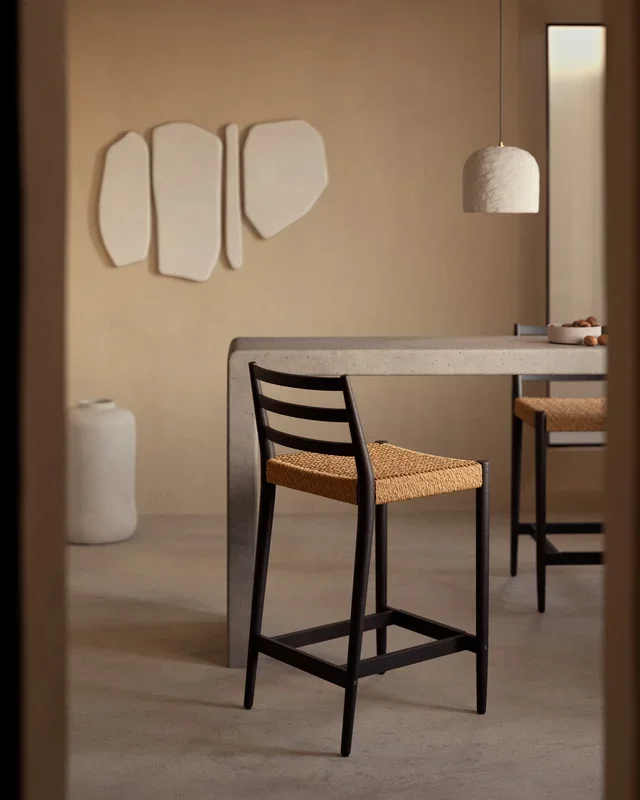 Sgabello Analy con schienale in legno massello di rovere con finitura in nero e seduta in corda da 70 cm